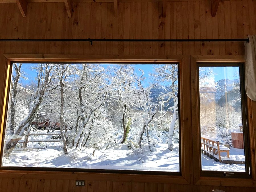 Vista desde el interior hacia la nieve