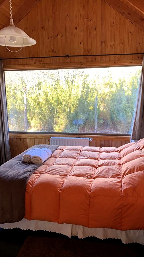 Dormitorio con vista al jardín